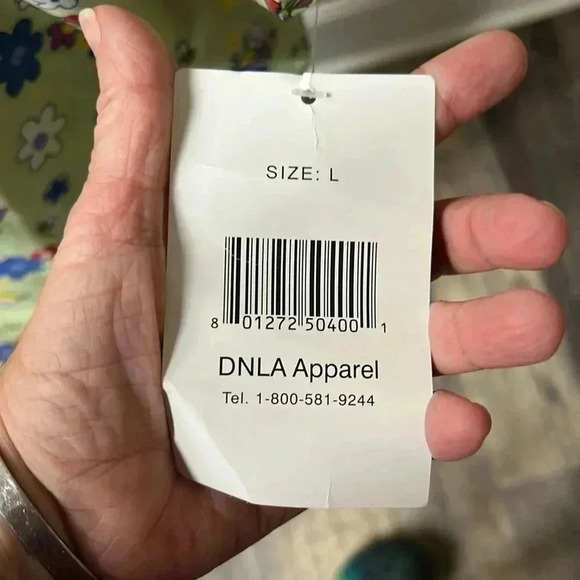 🐝Malibu doc scrub top flowers and bees NWT size L - Picture 4 of 7